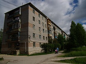 Ensimmäinen talo Severoonezhskin kylässä