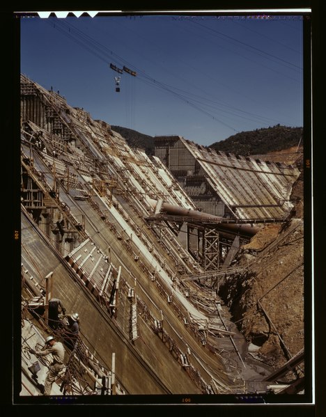 File:Shasta dam under construction, California LCCN2017877978.tif