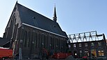 De kerk en het geraamte van het schoolgebouw