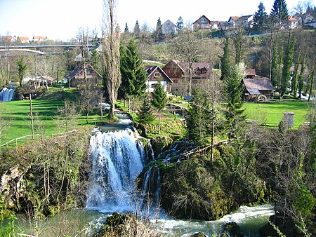 Tập_tin:Slunj,_Rastoke,_waterfalls_falling_into_Korana_river.JPG