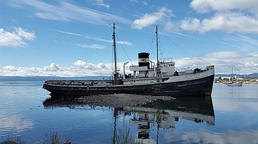 Remolcador St. Christopher abandonado en 1953 en la costa de Ushuaia.