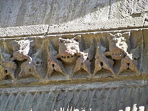 Feuilles de vigne dans la gueule de lion.