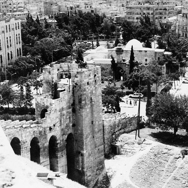 File:Stadsgezicht vanaf de Citadel met de moskee Al Khosrofieh - Stichting Nationaal Museum van Wereldculturen - TM-20011809.jpg