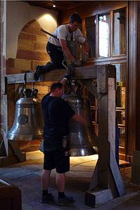 Installation des nouvelles cloches en juillet 2009.