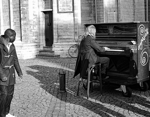 Street musician getting attention Onze-Lieve-Vrouwekathedraal Handschoenmarkt Antwerp