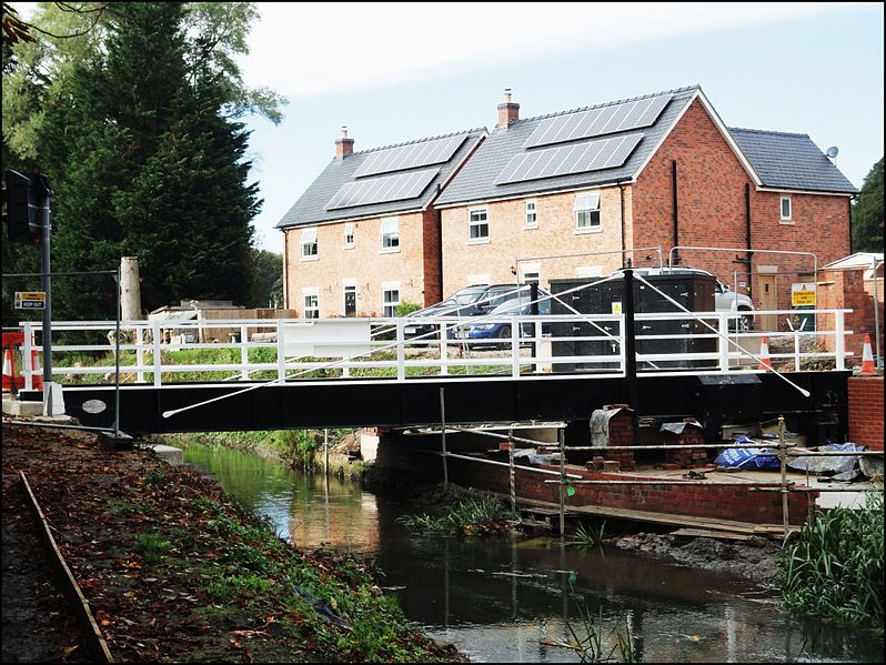 File:Stroud ... new swingbridge. - Flickr - BazzaDaRambler.jpg