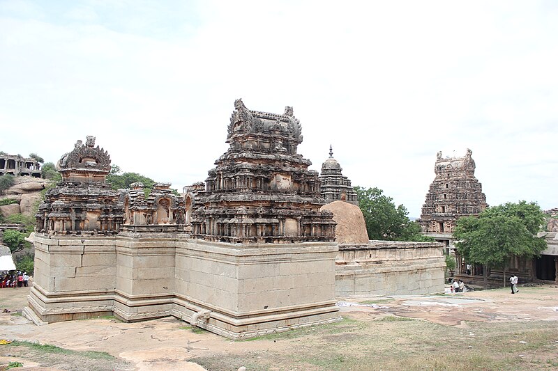 Файл:Superstructures over shrines at Raghunatha temple in Hampi.JPG