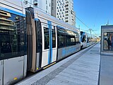 Une rame de tramway U 52600 à la station "Evry-Courcouronnes - Centre Ville - Université" de la ligne 12 Express du tramway d'Île-de-France