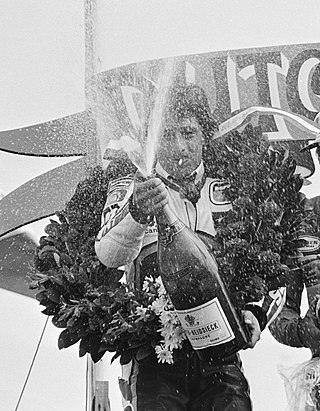 TT Assen Marco Lucchinelli (winnaar 500cc) spuitend me champagne, naast hem Bo…, Bestanddeelnr 931-5669 cropped.jpg