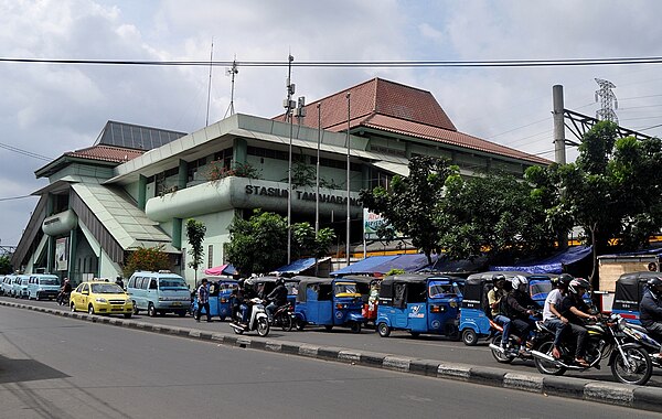 The current building of Tanah Abang station since 1997. Photo was taken on 5 January 2011, prior to the Tanah Abang skybridge construction, where the 