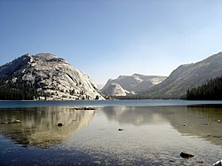 Vista de la zona suroeste del lago, con las montañas de granito.