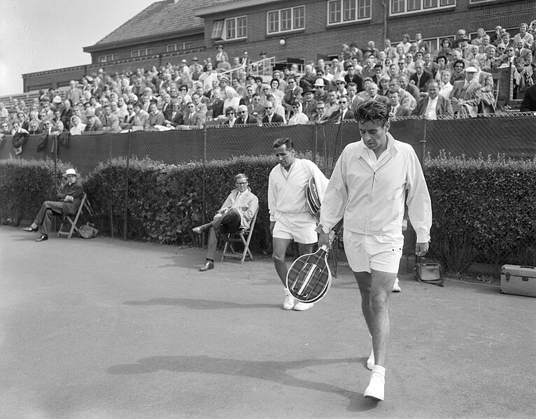 File:Tennis Noordwijk, Casino, Professional Championship Pancho Segura vs Pancho Gonzales (voor) Bestanddeelnr 912-8078.jpg