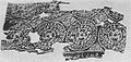 ティラーズ（英語版）の断片。銘文からマルワーン1世時代（684-685年）と分かる。現存する最古のイスラームの布である[228]。ホイットワース・アート・ギャラリー（英語版）蔵