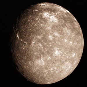 Titania, zaznamenaný Voyagerem 2 24. ledna 1986