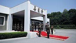A pavilon bejárata az észak-koreai díszőrséggel