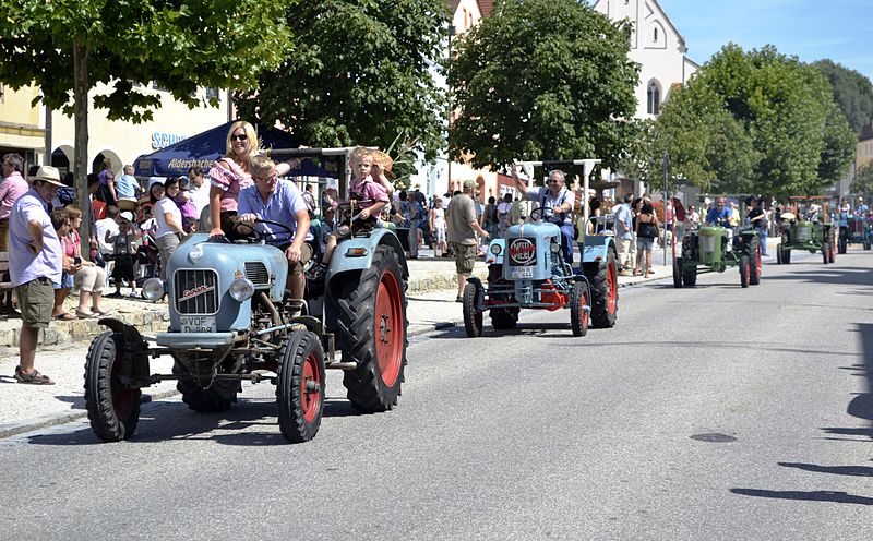 File:Tractor parade in Aidenbach, 2011.JPG