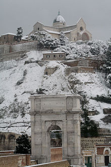 L’arc Trajan et l’Église saint Cyriaque sous la neige