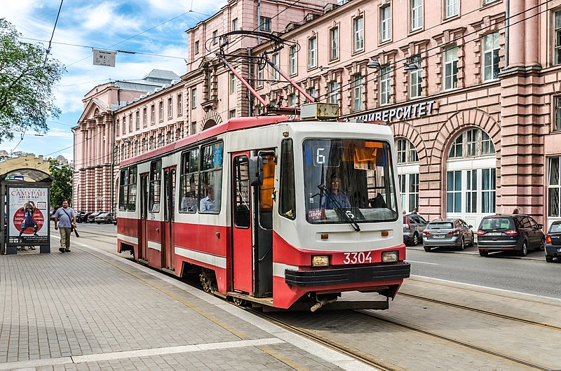 File:Tram LM-99AV in SPB.jpg