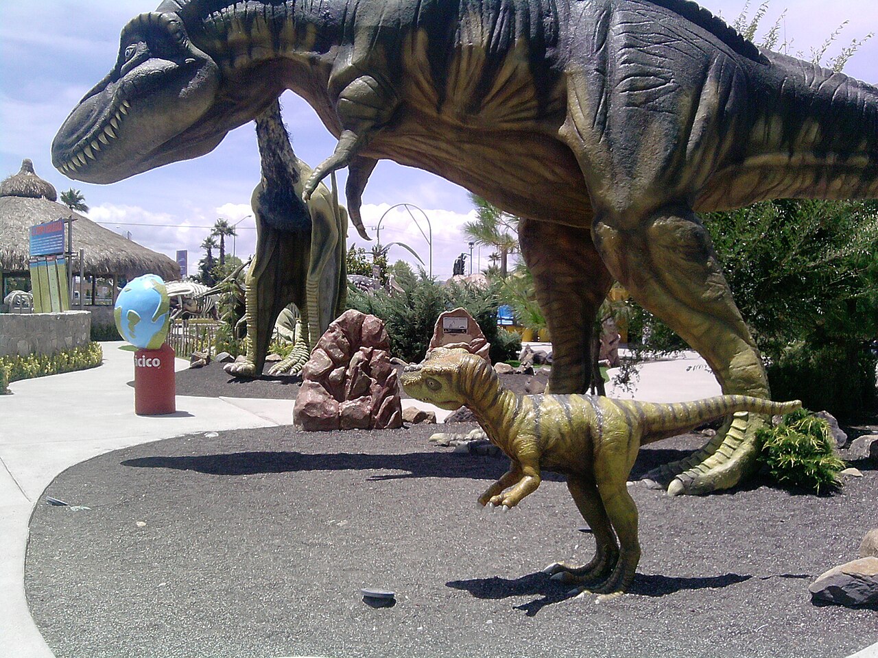 Archivo:Tyrannosaurus - Dinoparque, Pachuca de Soto, Hidalgo, México  (1).jpg - Wikipedia, la enciclopedia libre