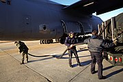 Personel darat bersiap untuk mengisi bahan bakar pesawat C-5 Galaxy