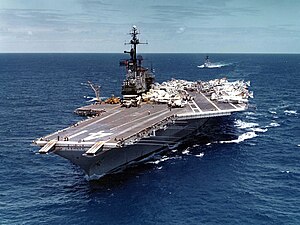 USS Midway (CVA-41) em andamento no Oceano Pacífico em 19 de abril de 1971 (NNAM.1996.488.116.040) .jpg