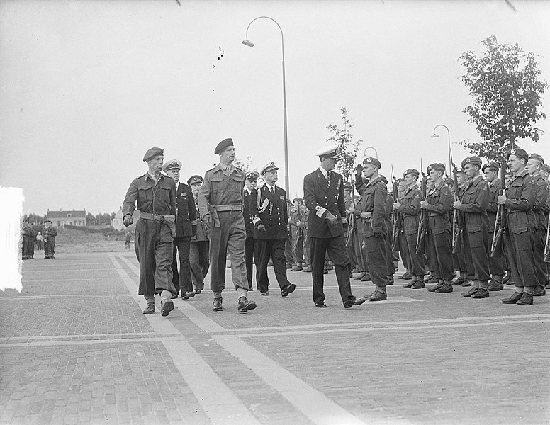 File:Uitreiking Militaire Willems-Orde door prins Bernhard aan generaal-majoor der In, Bestanddeelnr 903-6038.jpg