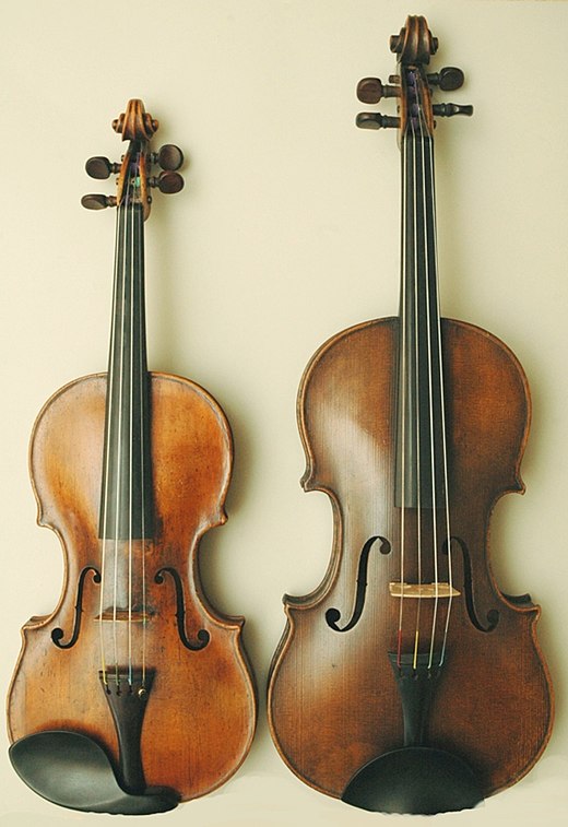 Een viool (links) en een altviool naast elkaar
