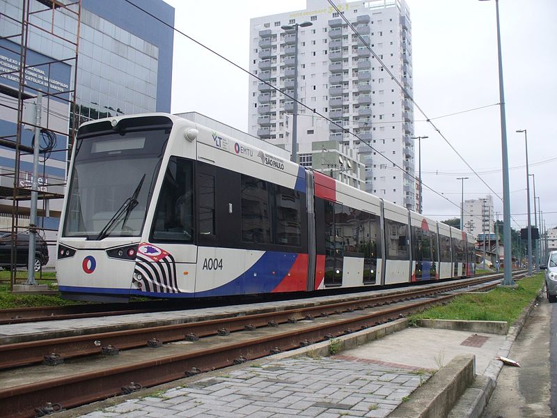 Ficheiro:Vossloh Tramlink V4 A004 Canal 1 em Santos.jpg