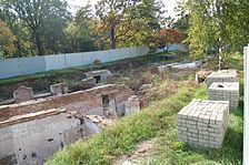 Odsłonięte fundamenty oficyn pałacu (październik 2007)