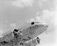 Werkzaamheden aan de stuurboordmotor van de KLM DC-2 Gaai, Bestanddeelnr 190-0689.jpg