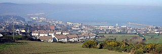 Blick auf Wicklow und seinen Hafen