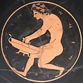 Nainen menossa peseytymään. Kyliksin tondo, n. 510–500 eaa.