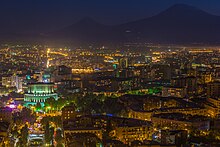 Archivo:Yerevan_at_night_(50mm).jpg