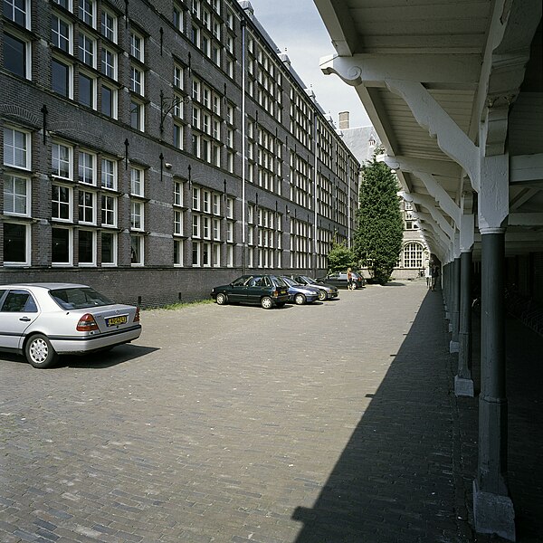 File:Zicht op de voorgevel van de achtervleugel, rechts de fietsenstalling - 's-Gravenhage - 20387502 - RCE.jpg