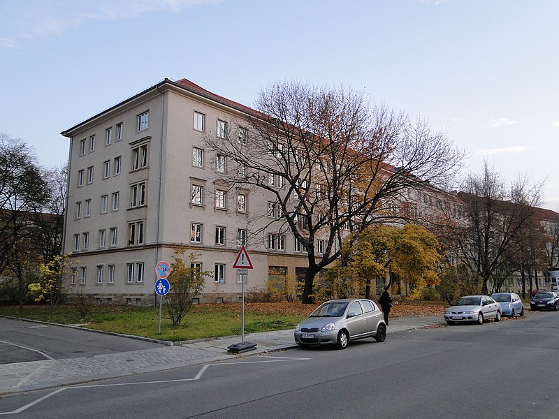 File:Zirkusstraße 8-12 Dresden.JPG