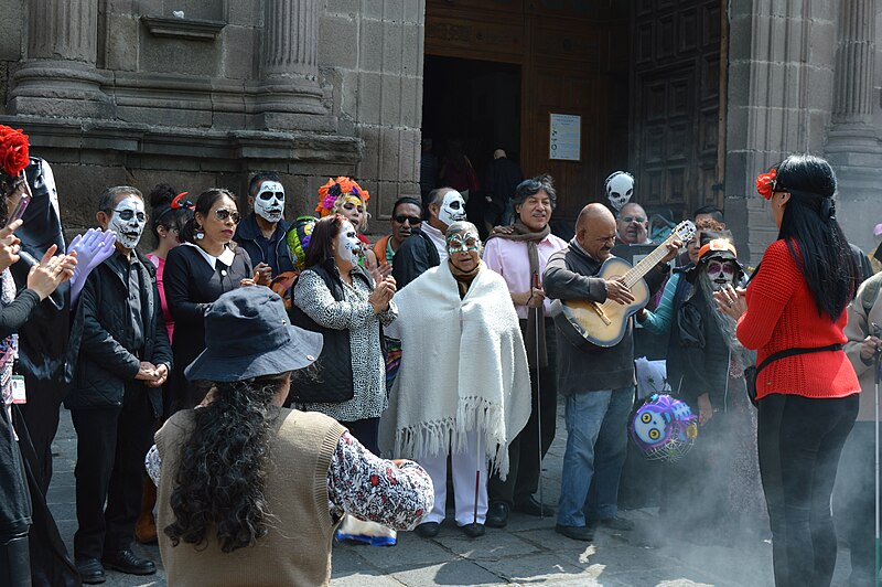 File:"Día de muertos reunion in Coyoacán”.jpg