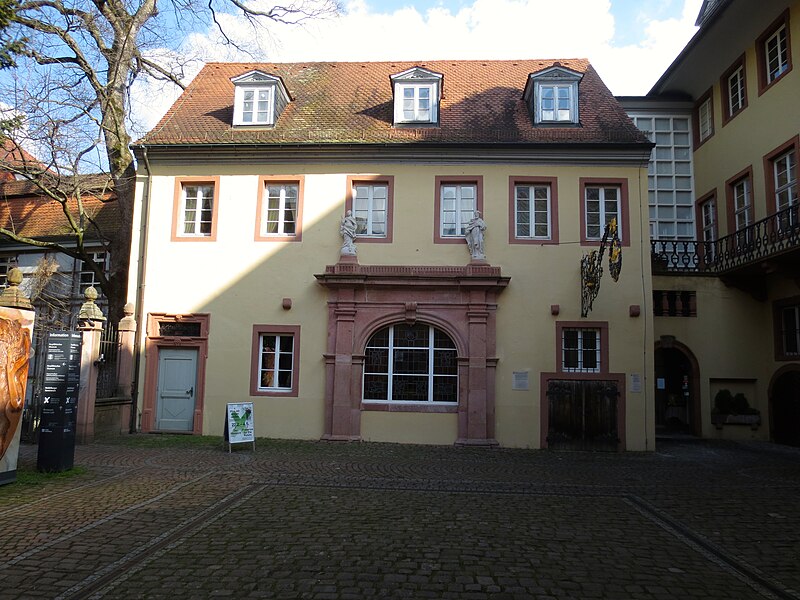 File:Östlicher Seitentrakt des Kurpfälzischen Museums der Stadt Heidelberg im Innenhof.JPG