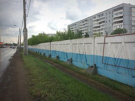 Бетонный забор по периметру станции омского метро "Рабочая".jpg