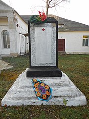 Пам'ятник воїнам-землякам в Новокурському.jpg