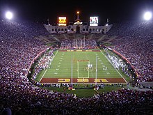 Stade éclairé (nuit).