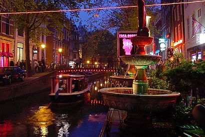 Hoe gaan naar Oudezijds Achterburgwal, 1012 Amsterdam met het openbaar vervoer - Over de plek