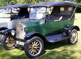 Touring 1924 года - более высокий капот и немного более короткая панель капота - модели конца 1923 года были похожи.