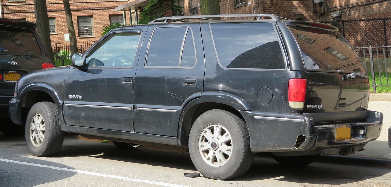 File:1998-2000 GMC Envoy 5.20.18.jpg - Wikipedia