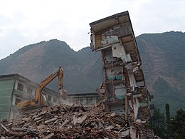 Runtuh struktur yang dibuldoser, dengan terkena mountain wajah di latar belakang