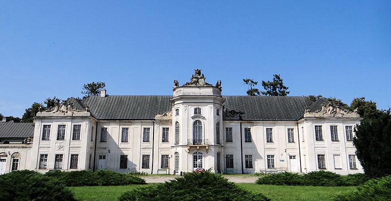 Plik:2013 Main facade of the Radzyń Podlaski Palace - 01 (2).jpg