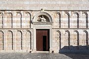 English: The facade of St. Marys cathedral is made up of the autochthonous stone of Rab (Rapski mandulat). Deutsch: Die Fassade der Marien Kathedrale besteht aus dem autochthonen Stein "Rapski mandulat".