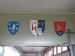 Wappen des Marinefernmeldesektors 73 im Eingang des Nebengebäudes des Turms