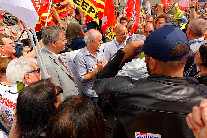 Philippe Poutou (membre du Nouveau Parti anticapitaliste) prononce un discours.