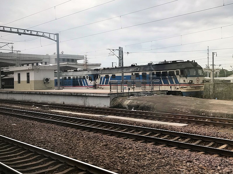 File:201907 JWR DF4B-9587+xxxx hauls K1258 at Jinhua Station.jpg