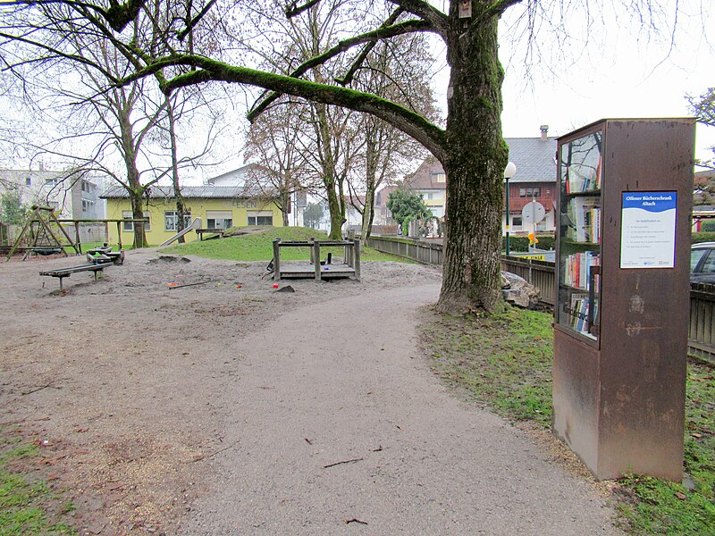 File:20221210-bücherschrank-dorfplatz-schulstrasse-spielplatz-im-zentrum-altach.jpg